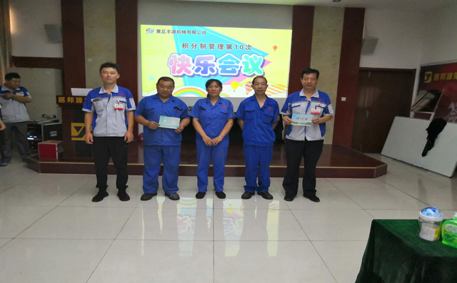 公司為員工們頒發(fā)車輛通行證。