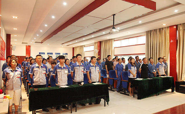 滿懷激情的高唱《中華人民共和國》國歌。