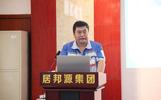 生產(chǎn)中心總監(jiān)馬永民對公司生產(chǎn)對公司員工提出的合理化建議實(shí)施成果進(jìn)行匯報(bào)。