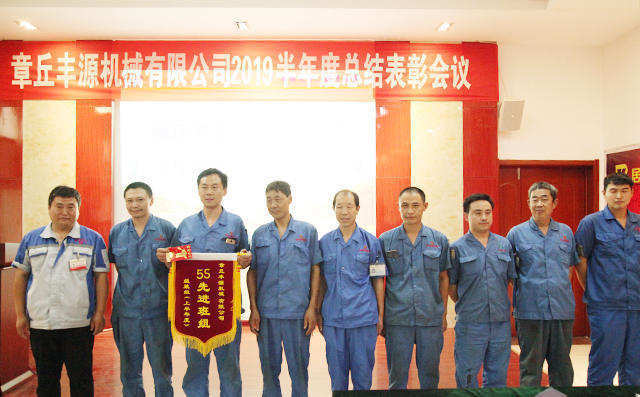 公司對做出突出貢獻(xiàn)的人員頒獎(jiǎng)，為獲得5S先進(jìn)班組員工頒發(fā)錦旗及獎(jiǎng)勵(lì)紅包200元。