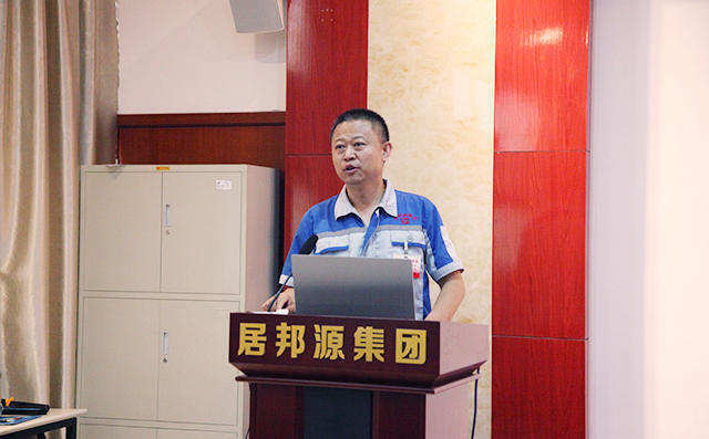 章丘豐源機(jī)械有限公司潘榮?？偨?jīng)理作最后會(huì)議總結(jié)致詞。