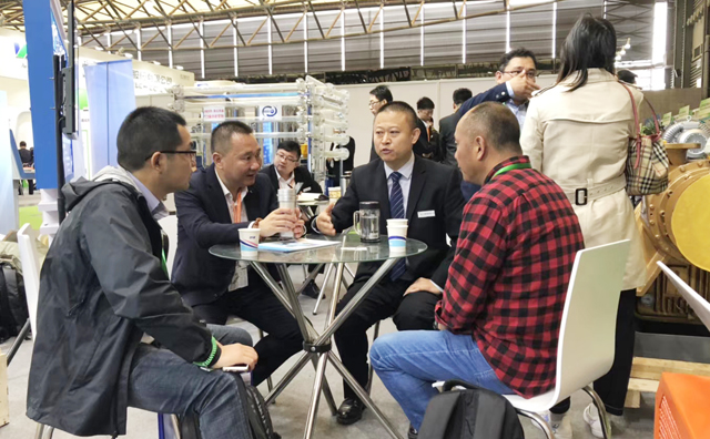 豐源機(jī)械潘榮?？偨?jīng)理、銷售經(jīng)理正在為客戶講解各行各業(yè)對(duì)羅茨鼓風(fēng)機(jī)的肯定以及未來(lái)羅茨鼓風(fēng)機(jī)行業(yè)的美好發(fā)展遠(yuǎn)景。