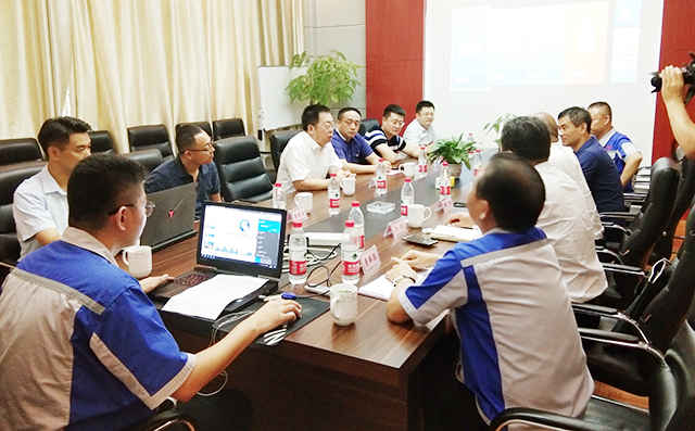 暨揭牌儀式之后校領(lǐng)導(dǎo)章丘區(qū)領(lǐng)導(dǎo)在山東居邦源機械集團(tuán)董事長景奉國的引領(lǐng)下進(jìn)行座談