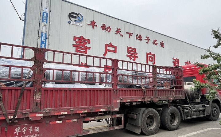 負(fù)責(zé)發(fā)貨的同事核實好產(chǎn)品名稱、規(guī)格和數(shù)量，進(jìn)行了嚴(yán)格把關(guān)，與貨運(yùn)公司核對好物流信息。大家通力協(xié)作，有條不絮地將風(fēng)機(jī)穩(wěn)穩(wěn)地裝在大貨車上，確保運(yùn)輸過程中貨物穩(wěn)定安全。