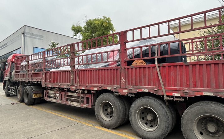 負(fù)責(zé)發(fā)貨的同事核實好產(chǎn)品名稱、規(guī)格和數(shù)量，進(jìn)行了嚴(yán)格把關(guān)，與貨運(yùn)公司核對好物流信息。大家通力協(xié)作，有條不絮地將風(fēng)機(jī)穩(wěn)穩(wěn)地裝在大貨車上，確保運(yùn)輸過程中貨物穩(wěn)定安全。