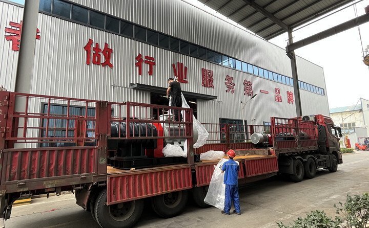 負(fù)責(zé)發(fā)貨的同事核實好產(chǎn)品名稱、規(guī)格和數(shù)量，進(jìn)行了嚴(yán)格把關(guān)，與貨運(yùn)公司核對好物流信息。大家通力協(xié)作，有條不絮地將風(fēng)機(jī)穩(wěn)穩(wěn)地裝在大貨車上，確保運(yùn)輸過程中貨物穩(wěn)定安全。