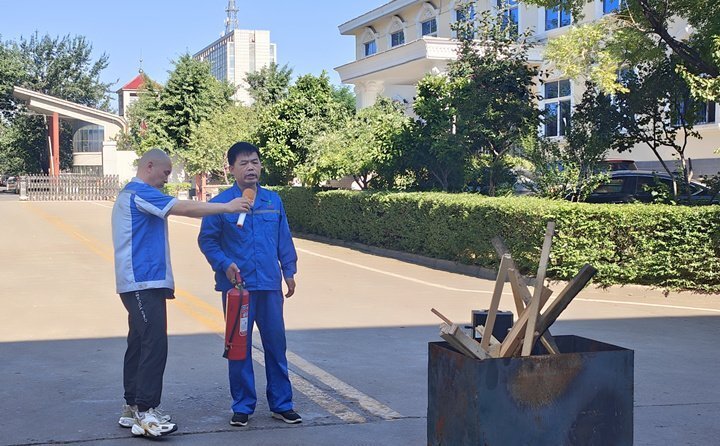 首先消防安全員對消防器材如何使用進行細致講解，并現(xiàn)場演示。