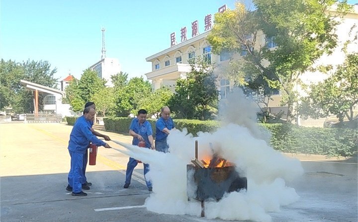 以“一提、二拔、三握、四壓”的基本步驟演示使用流程，并由演練人員進行了操作實踐。