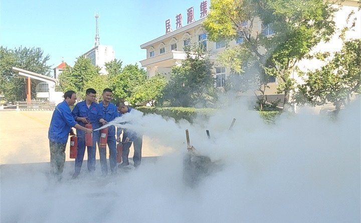 以“一提、二拔、三握、四壓”的基本步驟演示使用流程，并由演練人員進行了操作實踐。