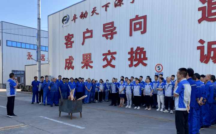 6月30日上午，章丘豐源機(jī)械有限公司組織開展了一次全面的衛(wèi)生大掃除綠化活動(dòng)。