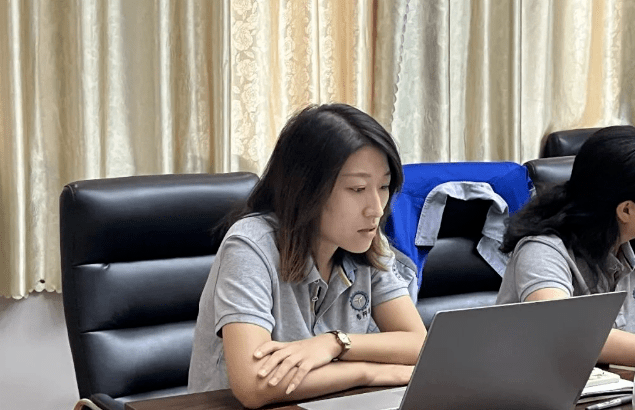 風(fēng)雨同舟2023年已經(jīng)走過了春夏，回望過去我們?cè)诖煺壑胁粩喑砷L，在磨練中不斷進(jìn)步。國慶的假期仿佛還未走完，多數(shù)人還沉浸在休閑的時(shí)光，豐源已經(jīng)開始了新的征程。2023年10月6日，章丘豐源機(jī)械組織優(yōu)秀業(yè)務(wù)代表開展十一銷售座談會(huì)。本次會(huì)議與以往不同，更多的是分享，是學(xué)習(xí)。 會(huì)議紀(jì)律宣導(dǎo)完畢之后，由營銷部長盧玉麗做豐源營銷部報(bào)告，對(duì)2023年前三季度的銷售狀況進(jìn)行總結(jié)分析。 作為豐源銷售員，我們的與眾不同之處除擁有專業(yè)的業(yè)務(wù)技能外，還需德才兼?zhèn)?。豐源優(yōu)秀業(yè)務(wù)代表與大家分享了自己1-9月份的業(yè)務(wù)開發(fā)心得，并對(duì)四季度工作開展進(jìn)行規(guī)劃。 大家一起對(duì)行業(yè)案例進(jìn)行分析，討論行業(yè)開發(fā)的策略，旨在深入了解客戶需求后，給不同行業(yè)客戶提供專業(yè)解決方案，與客戶一起成長。 孫寧波總經(jīng)理為簽單、回款銷售冠軍進(jìn)行頒獎(jiǎng) 營銷部長盧玉麗公布10-12月份激勵(lì)政策 孫寧波總經(jīng)理最后講到，活到老學(xué)到老，學(xué)到老干到老。學(xué)習(xí)的時(shí)間總是短暫，但我們不曾缺少機(jī)會(huì)。鼓勵(lì)大家用知識(shí)的力量武裝自己，轉(zhuǎn)變思想觀念，輕裝上陣，努力完成全年公司目標(biāo)。